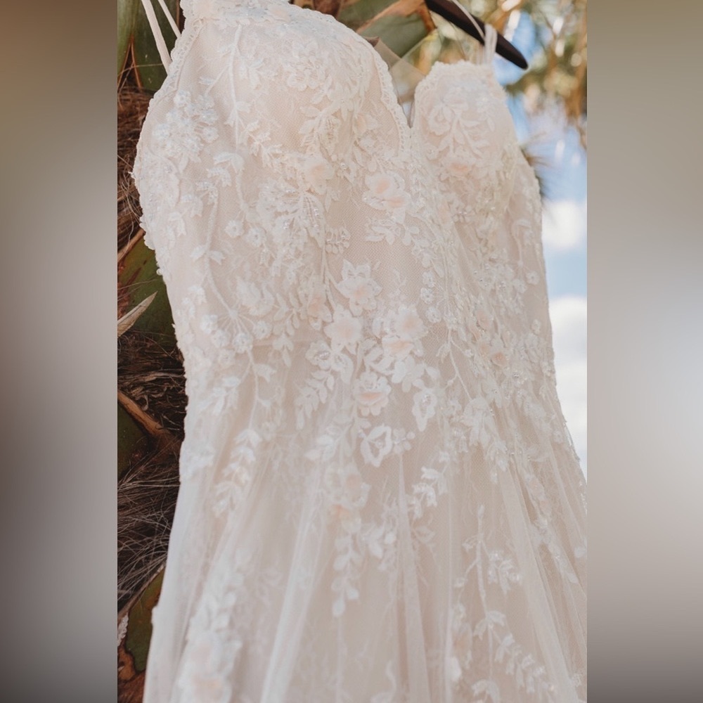 A-line, ivory lace bridal gown with blush flower detailing. size 10🤍